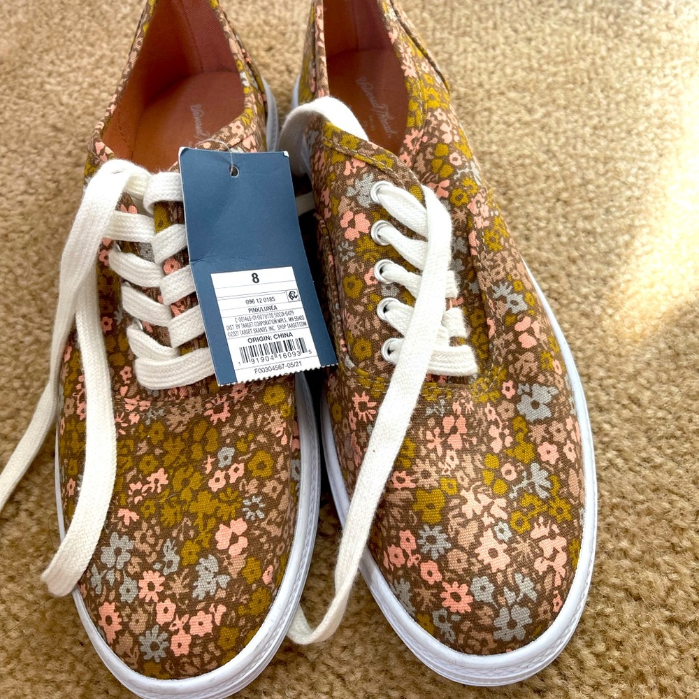NWT Womens Comfortable Lace Up Shoes
